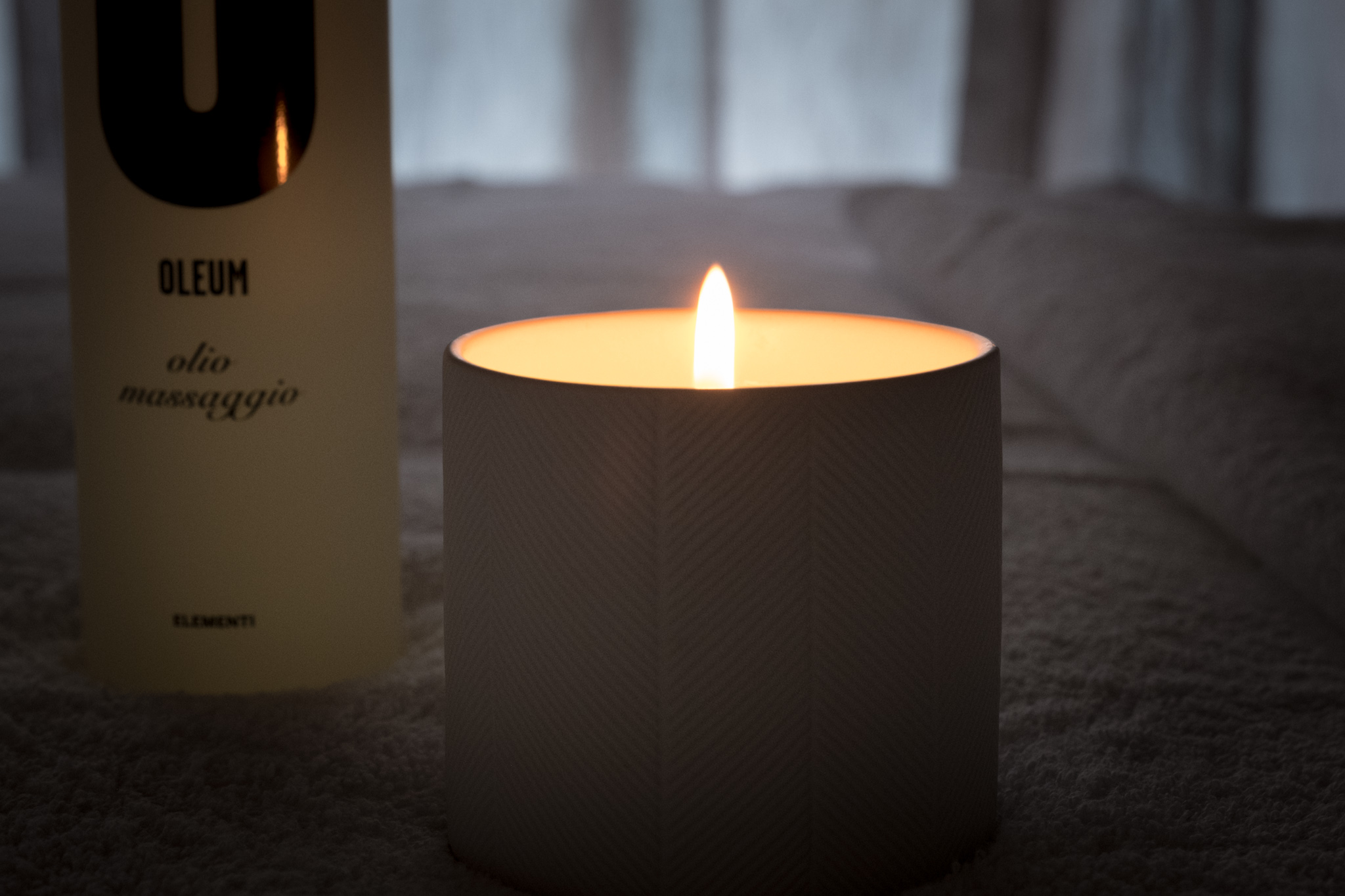 Atmosfera rilassante dello studio massaggi — candela e olio naturale